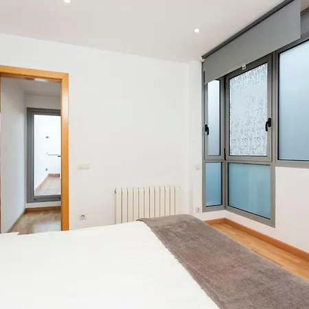 Spacious And Elegant 4 Bedroom With Private Terrace * ברצלונה